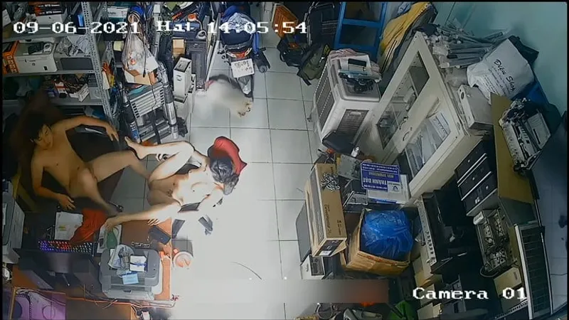 Người vợ anh xã "đi ngoài" trong của cậu bé máy tính