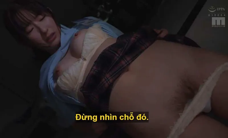 Ông sếp lập mưu "xử đẹp" cô nhân viên kiêu kỳ lười nhác, suốt ngày cắm mặt chat chit với người yêu.